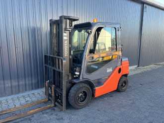 Gabelstapler gebraucht TOYOTA 8FGF25 GAS VIERRADFRONTSTAPLER (13075442) backdrop