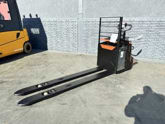 Gabelstapler gebraucht TOYOTA LPE 220 Baujahr 2016 Stunden 1824 Gabellänge 2,4 M ELEKTRO HOCHHUBWAGENDEICHSEL (13072026) backdrop