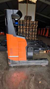 Gabelstapler gebraucht TOYOTA RRE200HE ELEKTRO SCHUBMASTSTAPLER (13057413) backdrop