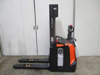 Gabelstapler gebraucht TOYOTA SPE120 ELEKTRO HOCHHUBWAGENFAHRERSTAND (13071577) backdrop