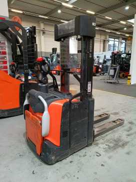 Gabelstapler gebraucht TOYOTA SPE140L *sofort verfügbar* ELEKTRO HOCHHUBWAGENDEICHSEL (13075987) backdrop