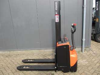 Gabelstapler gebraucht TOYOTA SWE 080L ELEKTRO HOCHHUBWAGENDEICHSEL (13058620) backdrop