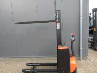 Gabelstapler gebraucht TOYOTA SWE 080L ELEKTRO HOCHHUBWAGENDEICHSEL (13071588)