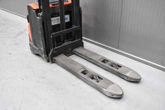 Gabelstapler gebraucht TOYOTA SWE 100 /58782/ ELEKTRO HOCHHUBKOMMISSIONIERER (13068430)