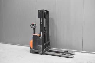 Gabelstapler gebraucht TOYOTA SWE 120 /57614/ ELEKTRO HOCHHUBKOMMISSIONIERER (13039950) backdrop