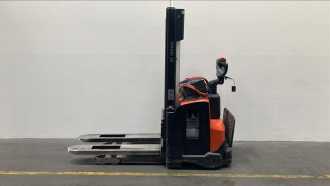 Gabelstapler gebraucht TOYOTA SWE120 *sofort verfügbar* ELEKTRO HOCHHUBWAGENDEICHSEL (13063066) backdrop