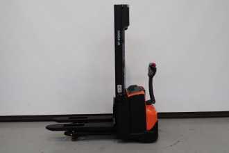 Gabelstapler gebraucht TOYOTA SWE120L ELEKTRO HOCHHUBWAGENDEICHSEL (13031050) backdrop