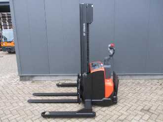 Gabelstapler gebraucht TOYOTA SWE120S ELEKTRO HOCHHUBWAGENFAHRERSTAND (13042279) backdrop