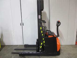 Gabelstapler gebraucht TOYOTA SWE120XR ELEKTRO HOCHHUBWAGENDEICHSEL (13071599) backdrop
