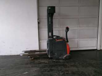 Gabelstapler gebraucht TOYOTA SWE160L *sofort verfügbar* ELEKTRO HOCHHUBWAGENDEICHSEL (13073647) backdrop