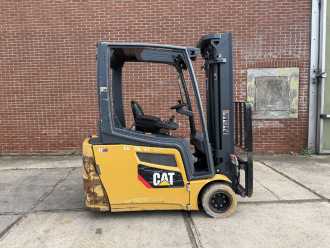 Használt targonca CATERPILLAR 2ET4000 ELEKTRO DREIRADFRONTSTAPLER (13072020)