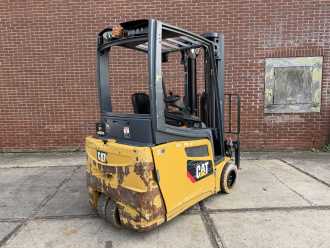 Használt targonca CATERPILLAR 2ET4000 ELEKTRO DREIRADFRONTSTAPLER (13072020)