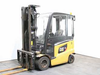 Használt targonca CATERPILLAR EP 30 CN ELEKTRO VIERRADFRONTSTAPLER (13068475) backdrop