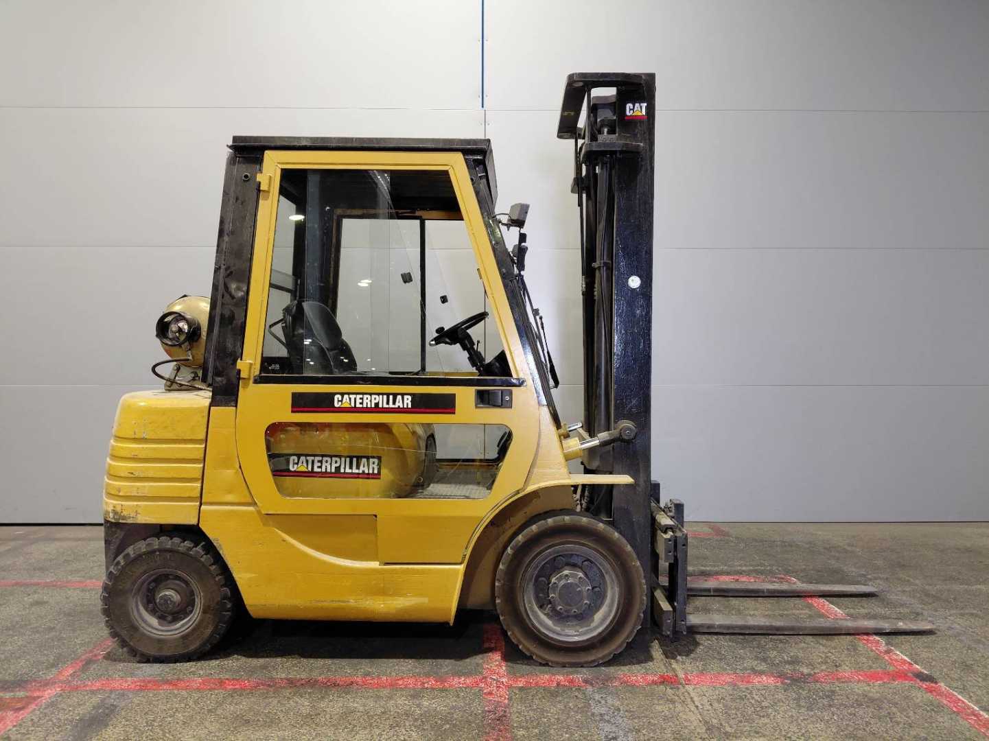 Használt targonca CATERPILLAR GP25 GAS VIERRADFRONTSTAPLER (13069404)