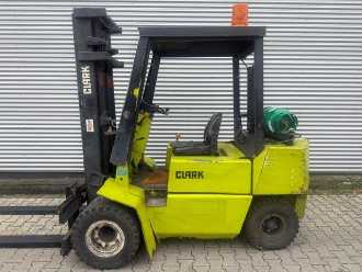 Használt targonca CLARK CPM30 GAS VIERRADFRONTSTAPLER (13075704) backdrop