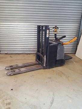 Használt targonca CROWN DT3040-E-2.0-TL-2100 ELEKTRO HOCHHUBWAGENFAHRERSTAND (13058532) backdrop
