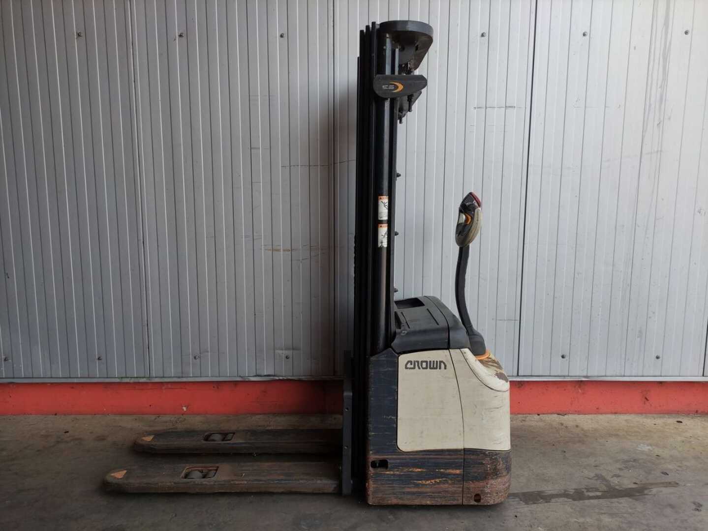 Használt targonca CROWN ES 4000 1.6TT ELEKTRO HOCHHUBWAGENDEICHSEL (13058633)
