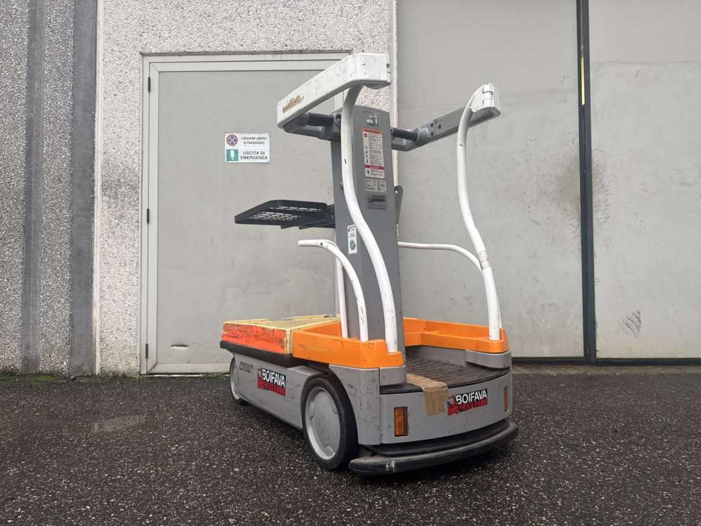 Használt targonca CROWN WAVE 50-118 ELEKTRO MITTELHUBKOMMISSIONIERER (12996528)