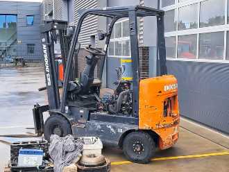 Használt targonca DOOSAN D15S-5 DIESEL VIERRADFRONTSTAPLER (13073357)