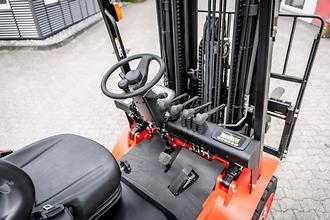 Használt targonca EP ELF302 ELEKTRO VIERRADFRONTSTAPLER (12486453)