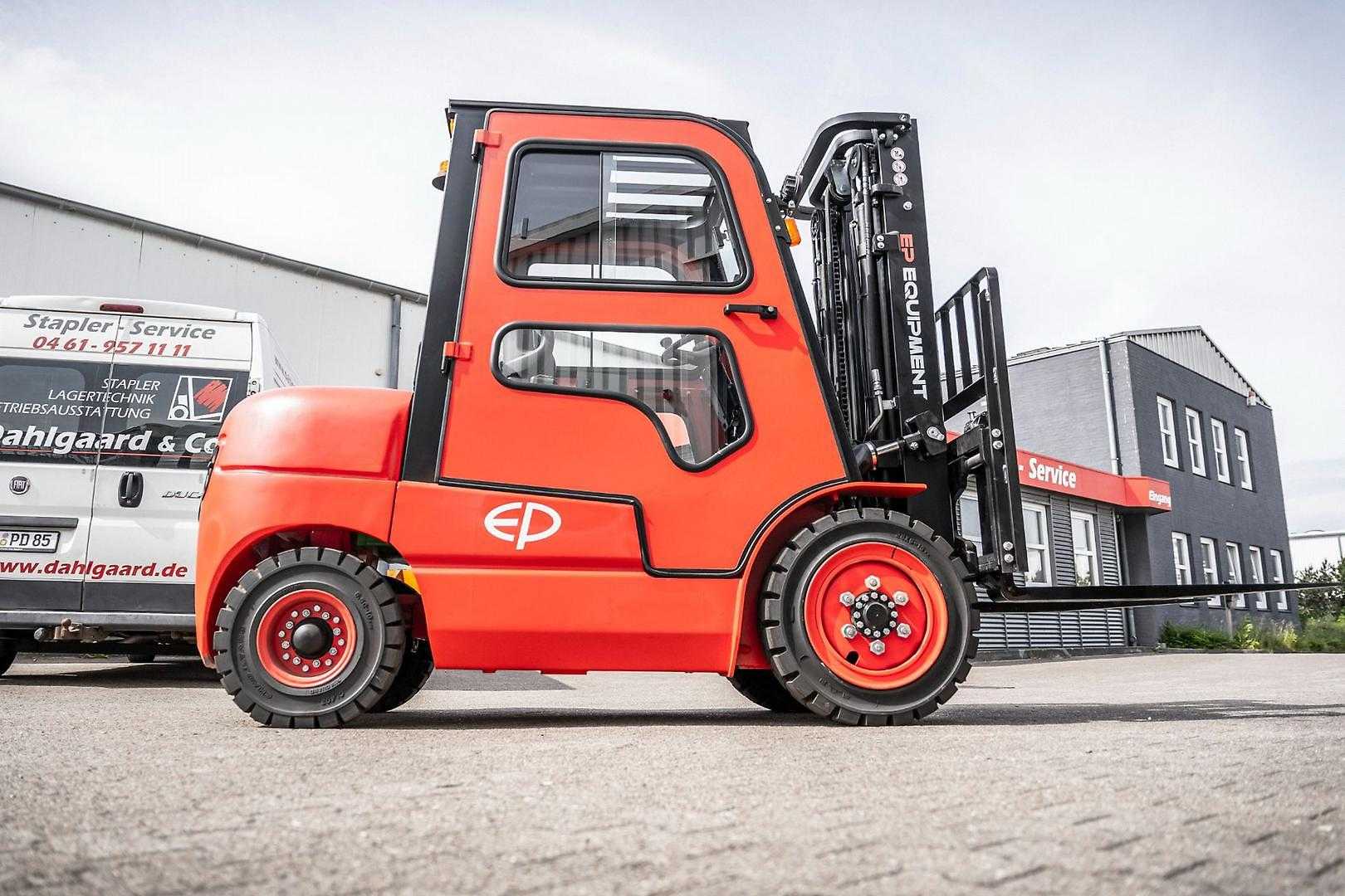 Használt targonca EP ELF302-K ELEKTRO VIERRADFRONTSTAPLER (12486454)