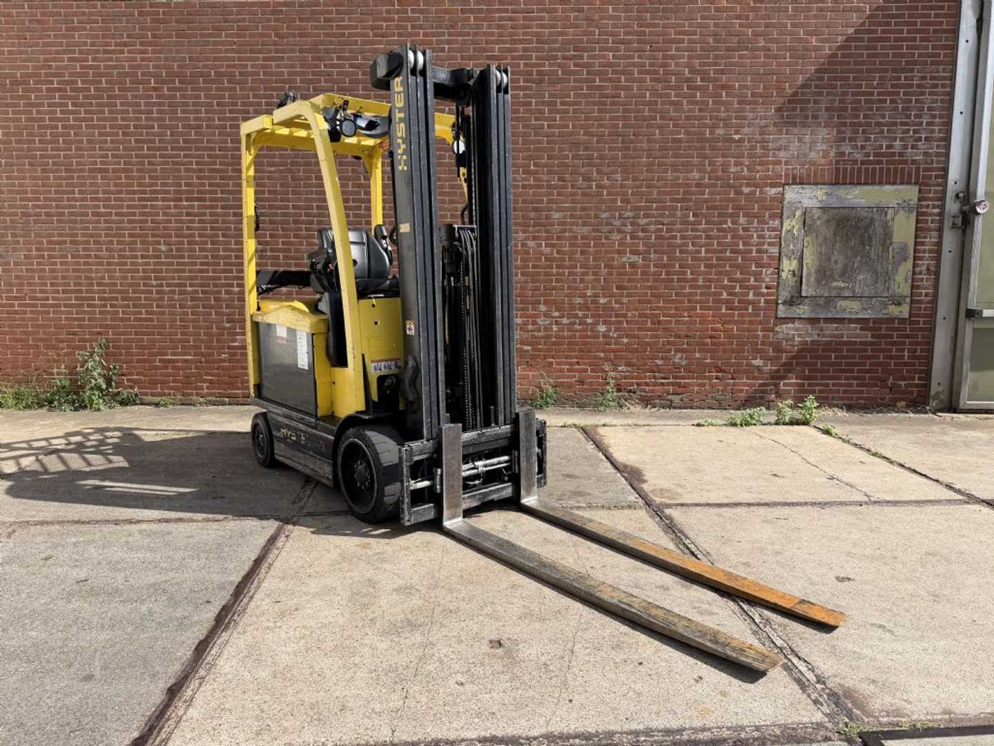 Használt targonca HYSTER E2.5XN MWB ELEKTRO VIERRADFRONTSTAPLER (13061249)