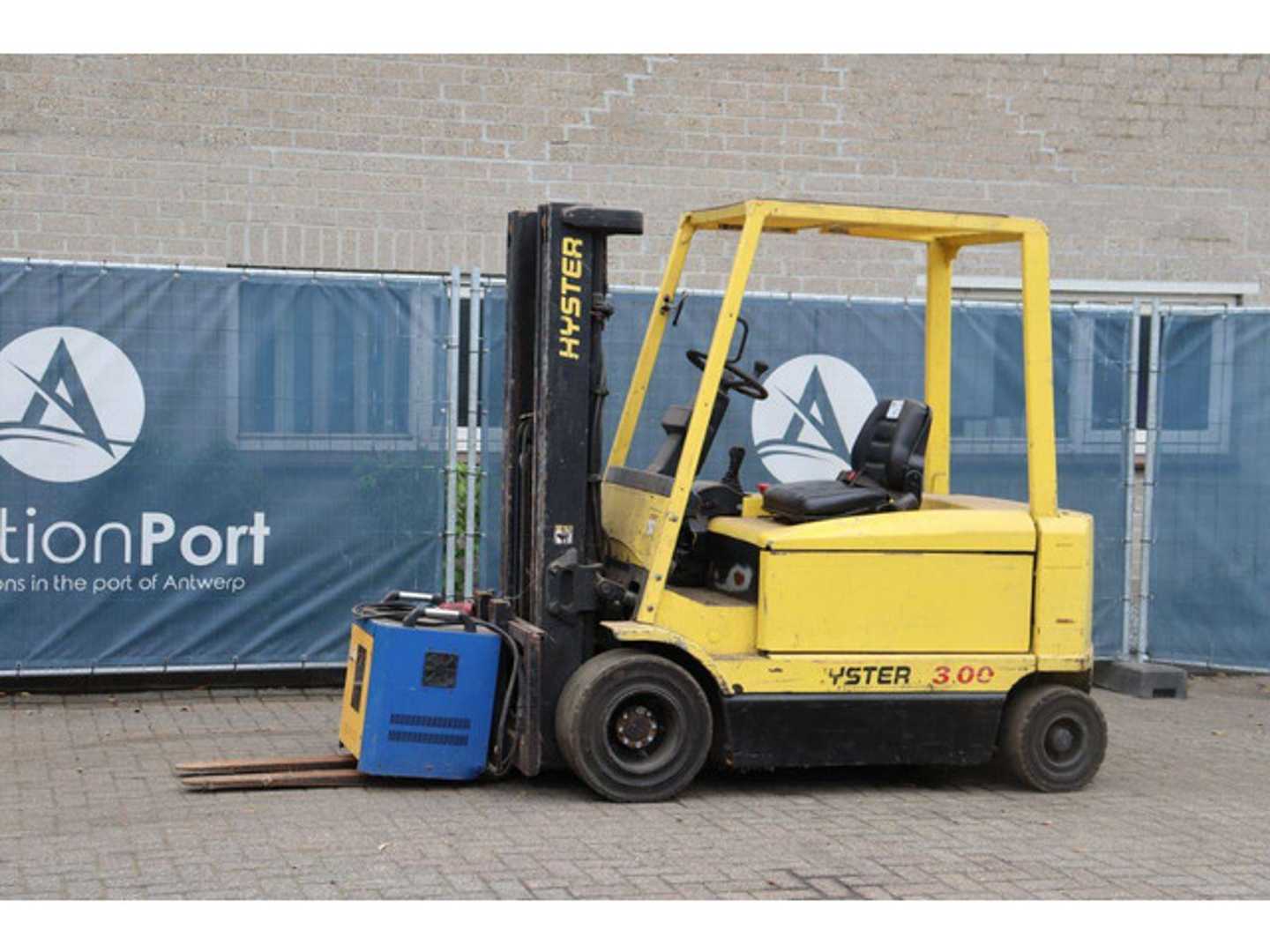 Használt targonca HYSTER J3.00XM ELEKTRO VIERRADFRONTSTAPLER (13062988)