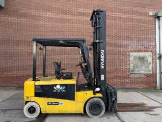Használt targonca HYUNDAI 30BH-7 ELEKTRO VIERRADFRONTSTAPLER (13072497)