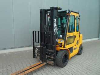 Használt targonca HYUNDAI 30L-7A GAS VIERRADFRONTSTAPLER (13074625)