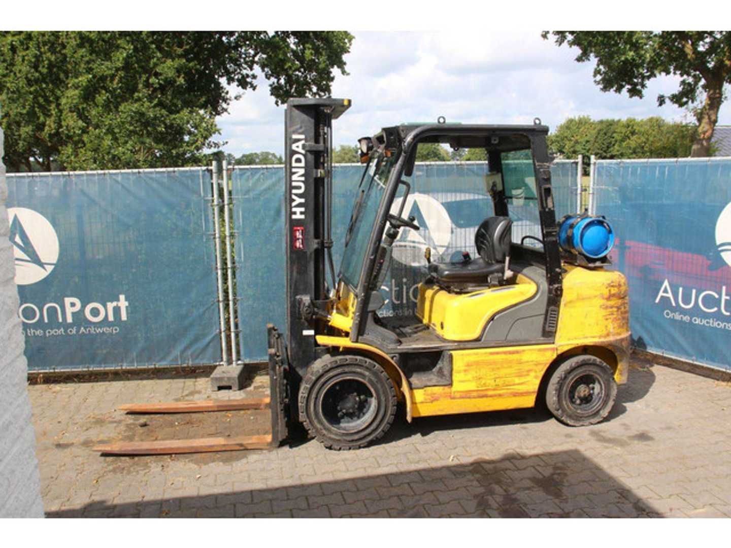 Használt targonca HYUNDAI 33L-7A GAS VIERRADFRONTSTAPLER (13064287)