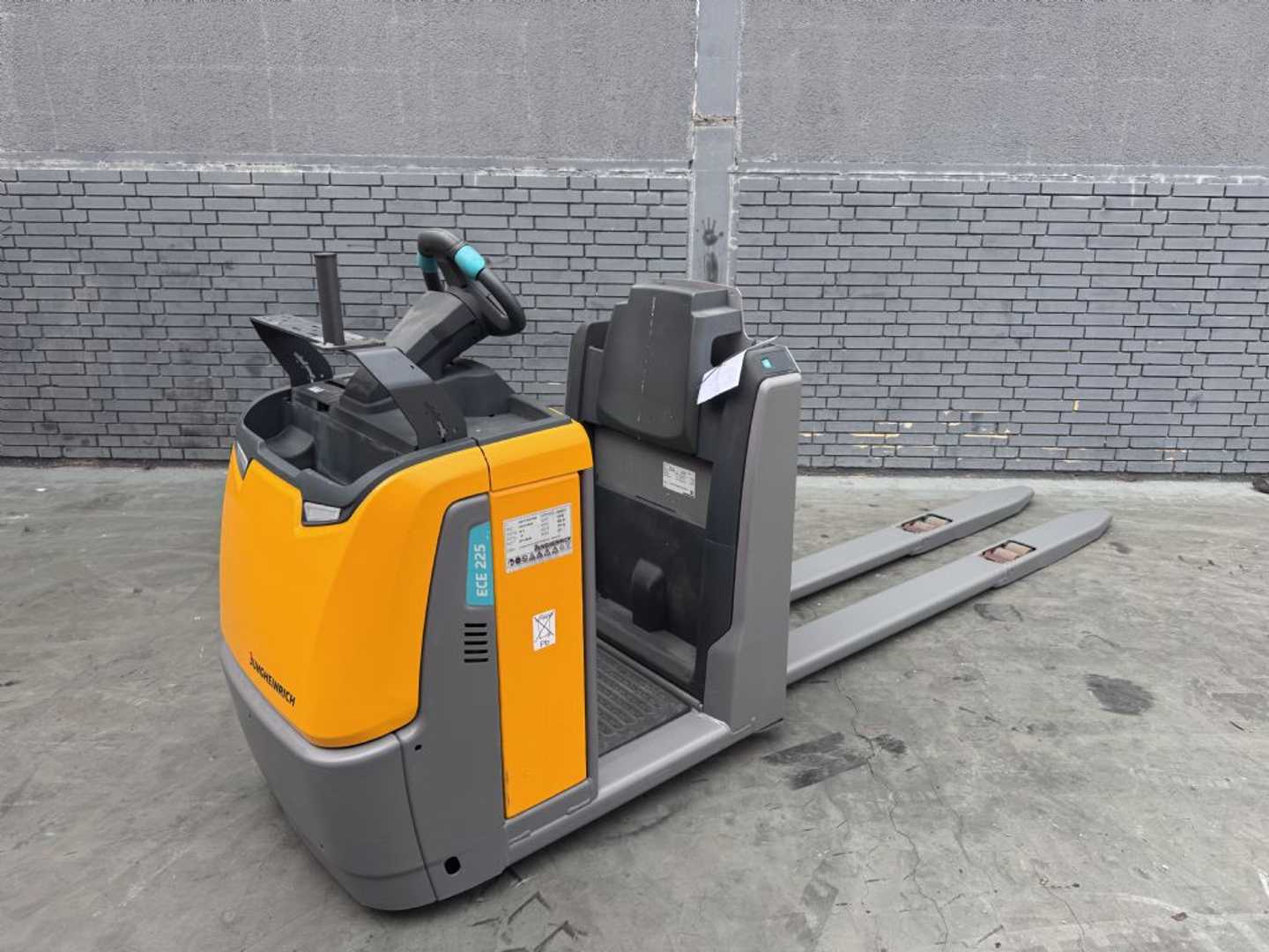 Használt targonca JUNGHEINRICH ECE 225 Baujahr 2021 / Stunden 2819 /TOP CONDITION ELEKTRO NIEDERHUBKOMMISSIONIERER (13074913)