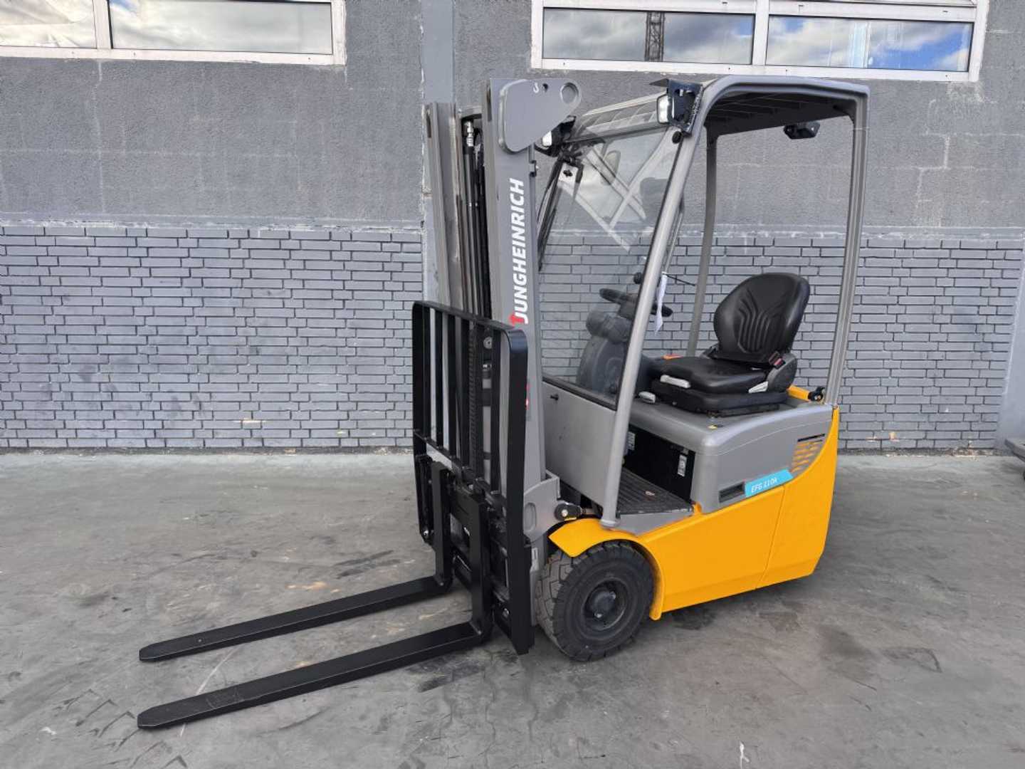 Használt targonca JUNGHEINRICH EFG 110k Baujahr 2022 / Stunden 566 Neuwertig ELEKTRO DREIRADFRONTSTAPLER (13075702)