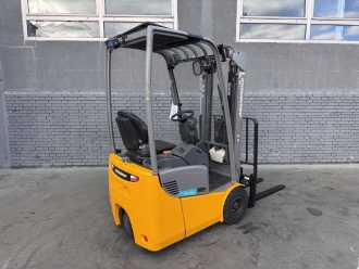 Használt targonca JUNGHEINRICH EFG 110k Baujahr 2022 / Stunden 566 Neuwertig ELEKTRO DREIRADFRONTSTAPLER (13075702)