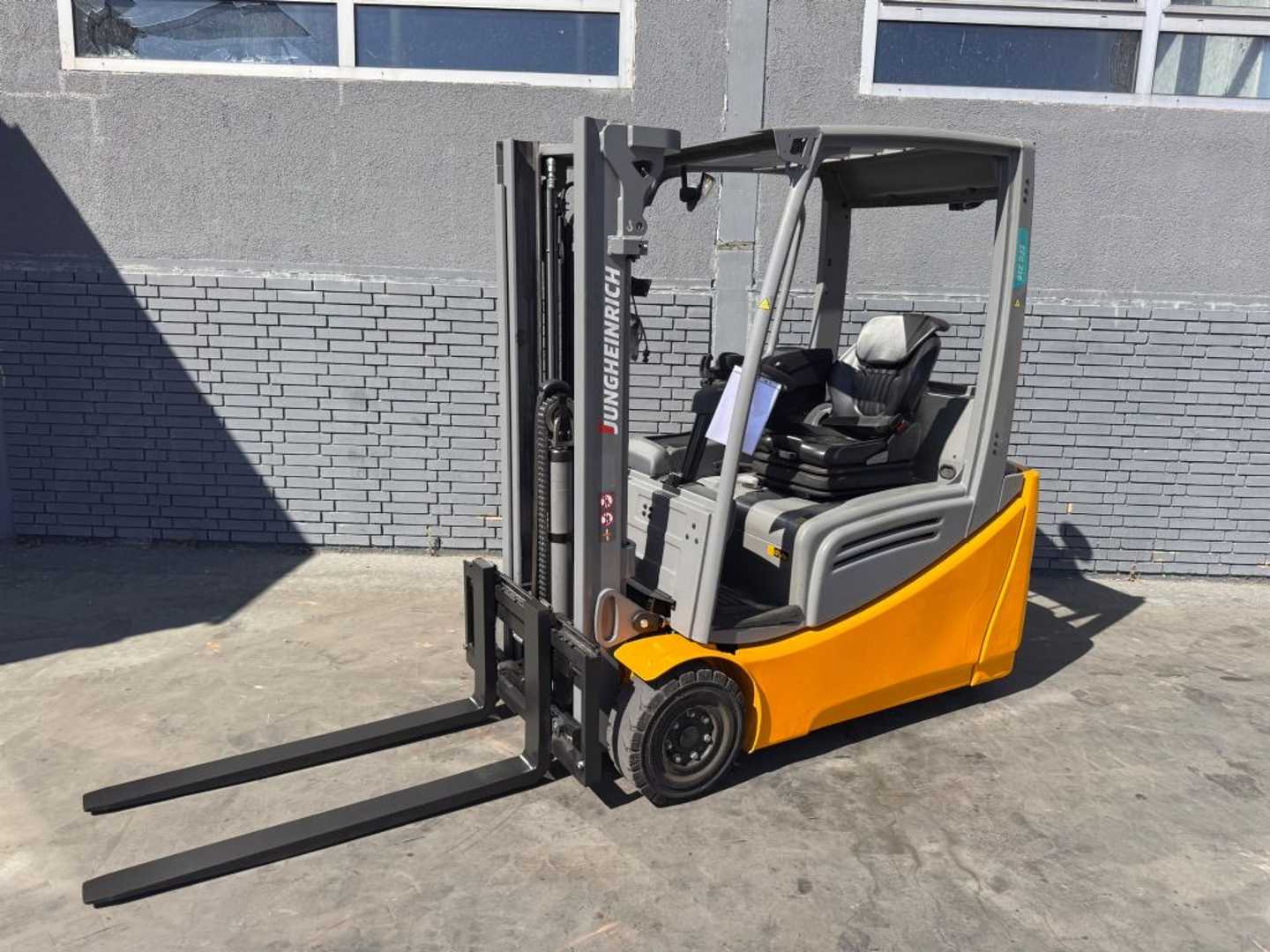 Használt targonca JUNGHEINRICH EFG 216 Baujahr 2022/ Stunden 2263 Akku 2023/ TOP ZUSTAND ELEKTRO DREIRADFRONTSTAPLER (13062499)