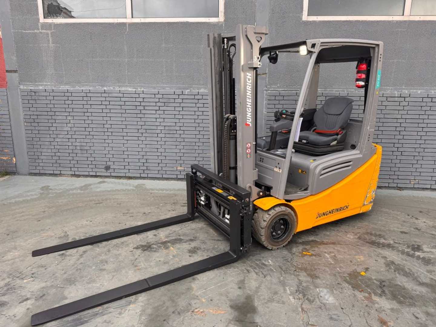Használt targonca JUNGHEINRICH EFG 218 Baujahr 2020 / Stunden 11827 HH 3100 ELEKTRO DREIRADFRONTSTAPLER (13004287)