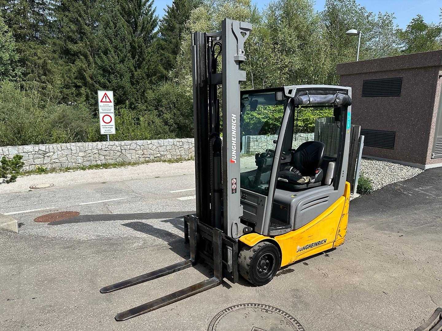Használt targonca JUNGHEINRICH EFG 218k - 400ZZ ELEKTRO DREIRADFRONTSTAPLER (13064585)