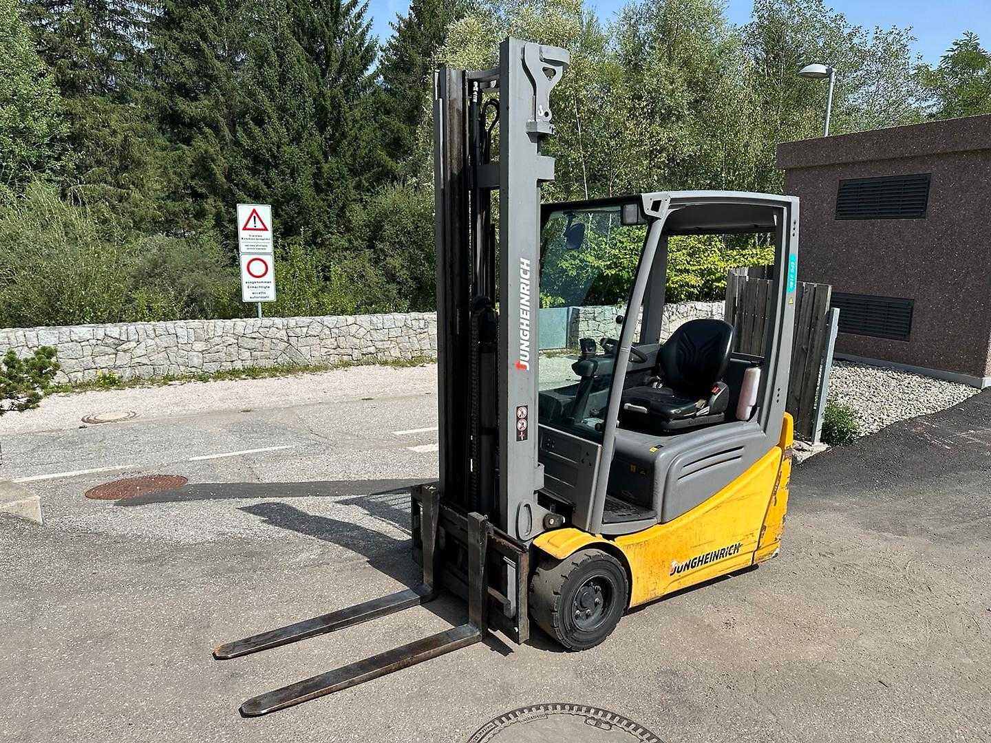 Használt targonca JUNGHEINRICH EFG 218k - 400ZZ ELEKTRO DREIRADFRONTSTAPLER (13064586)
