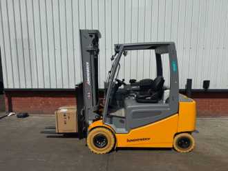 Használt targonca JUNGHEINRICH EFG 425 / Triplex 5500 mm / NEUGERÄT ELEKTRO VIERRADFRONTSTAPLER (13068275) backdrop