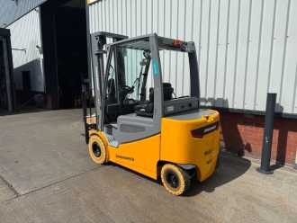 Használt targonca JUNGHEINRICH EFG 425 / Triplex 5500 mm / NEUGERÄT ELEKTRO VIERRADFRONTSTAPLER (13068275)