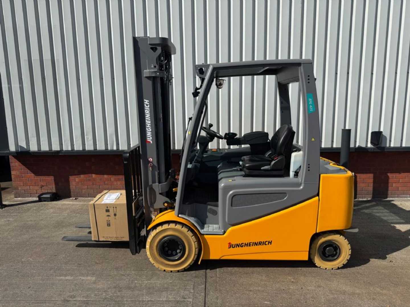 Használt targonca JUNGHEINRICH EFG 425 / Triplex 5500 mm / NEUGERÄT ELEKTRO VIERRADFRONTSTAPLER (13068276)