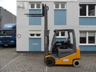 Használt targonca JUNGHEINRICH EFG 430k - weiße Reifen - Freihub ELEKTRO VIERRADFRONTSTAPLER (12886506)