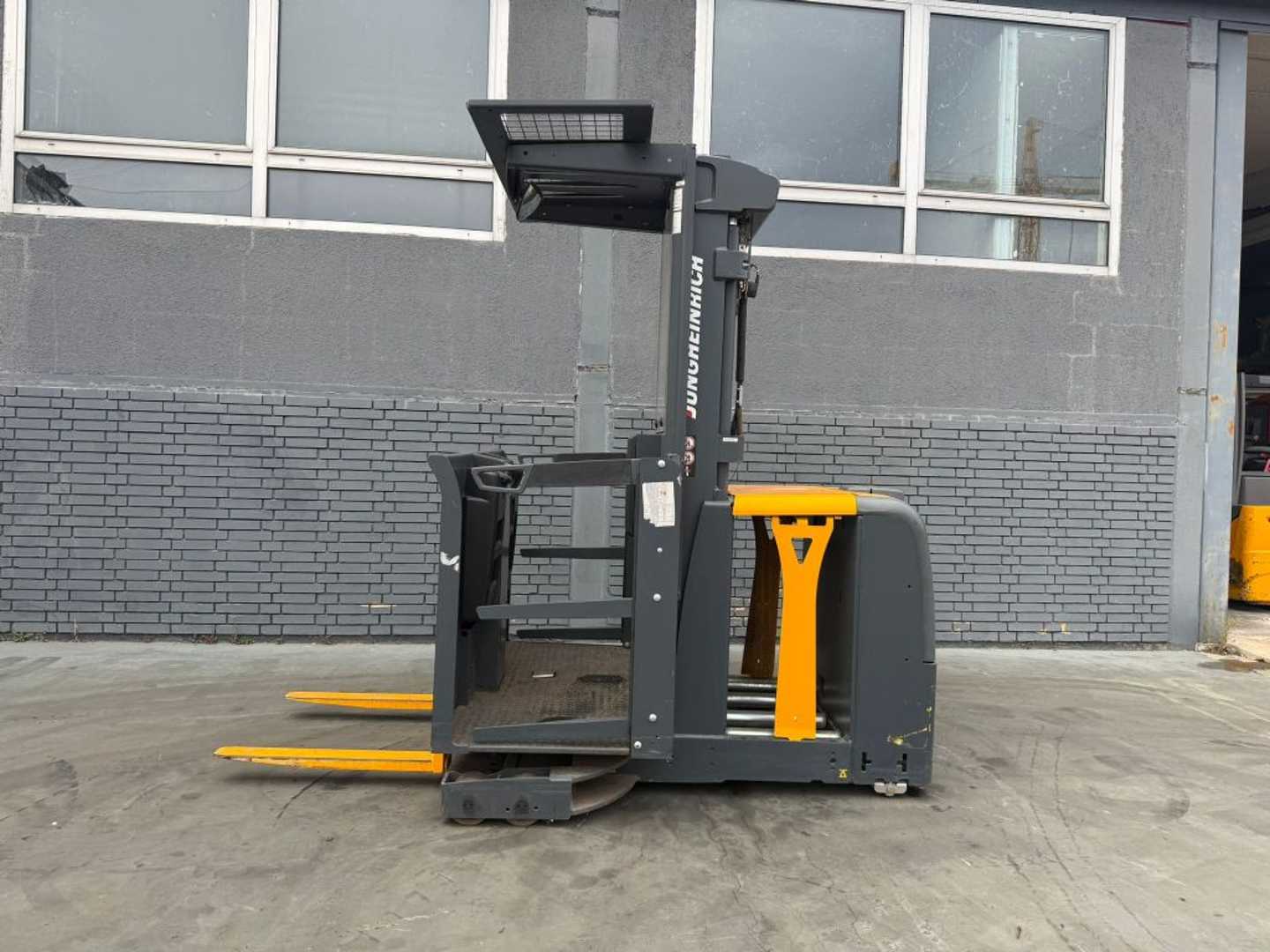 Használt targonca JUNGHEINRICH EKS 210 Baujahr 2012 / HH 3810 / Stunden 82 ELEKTRO HOCHHUBKOMMISSIONIERER (13000294)
