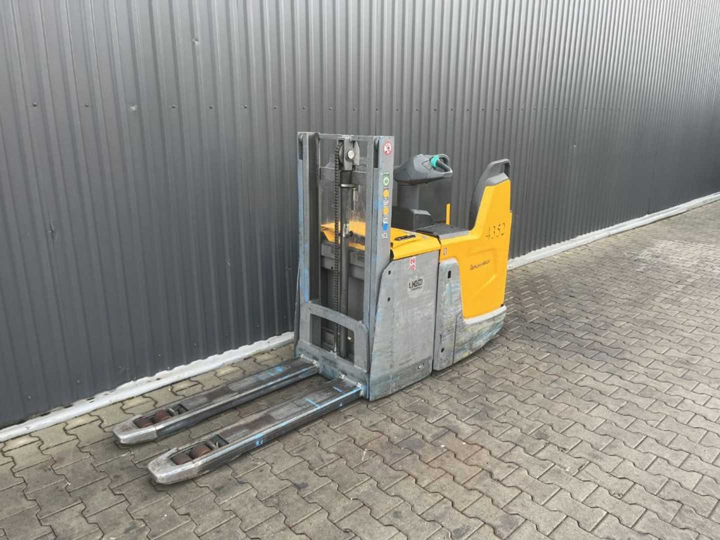 Használt targonca JUNGHEINRICH ERD220 ELEKTRO HOCHHUBWAGENFAHRERSTAND (13073636)