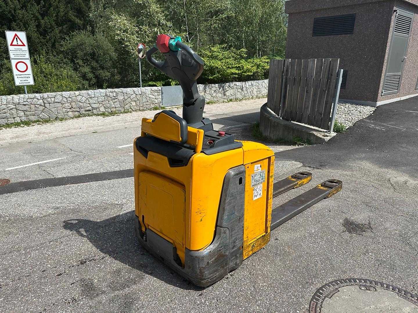 Használt targonca JUNGHEINRICH ERE 225 - 1600mm ELEKTRO NIEDERHUBWAGENFAHRERSTAND (13061153)