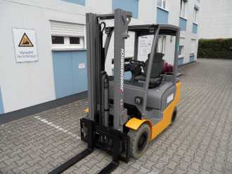 Használt targonca JUNGHEINRICH TFG 320 - Freihub - weiße Reifen GAS VIERRADFRONTSTAPLER (13054903)