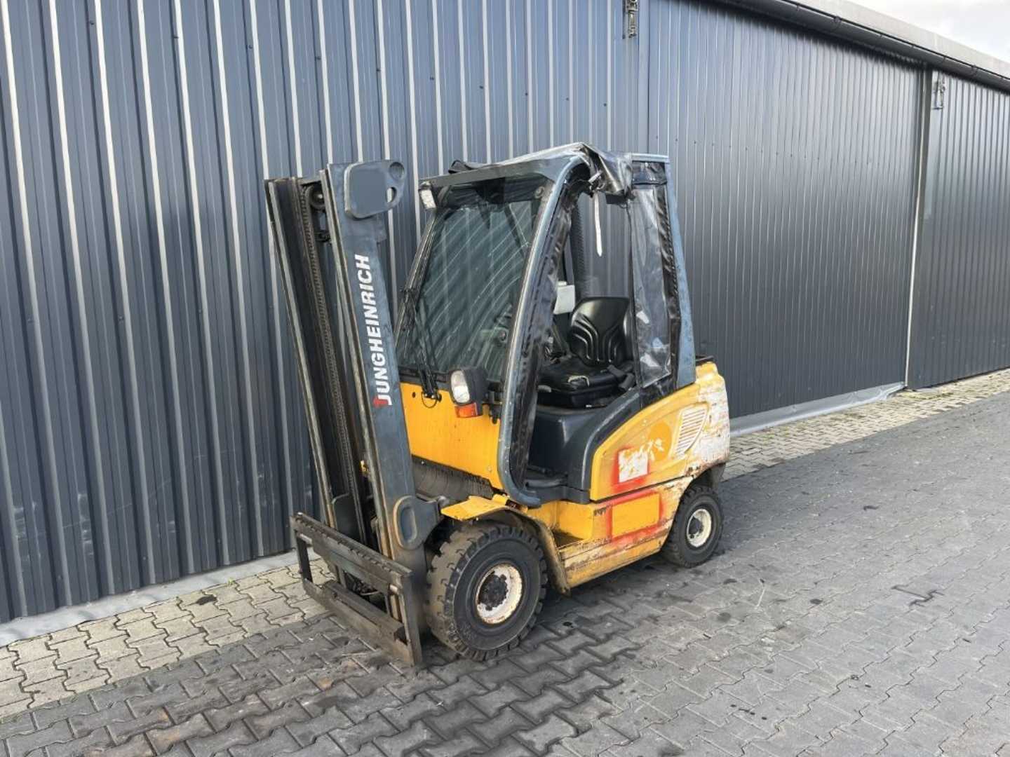 Használt targonca JUNGHEINRICH TFG20AK GAS VIERRADFRONTSTAPLER (13068295)