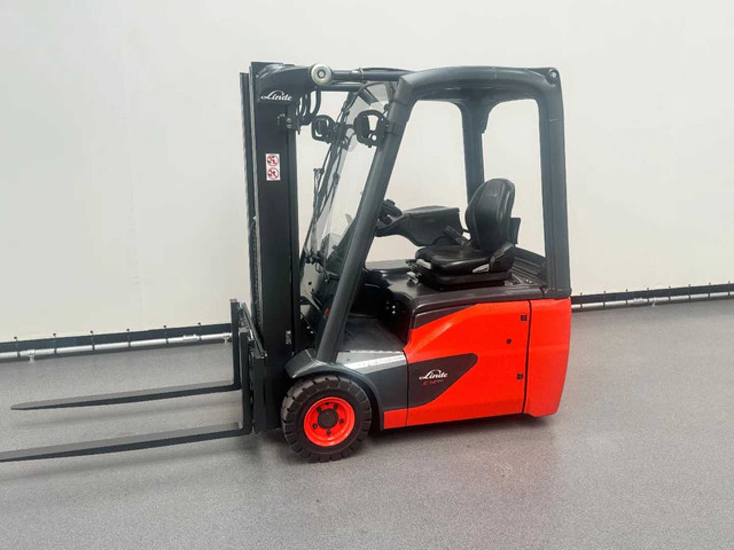 Használt targonca LINDE 386 E 14-02 ELEKTRO VIERRADFRONTSTAPLER (13005192)