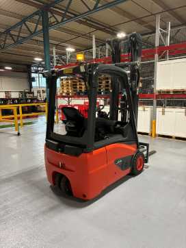 Használt targonca LINDE E 16 C EVO ELEKTRO DREIRADFRONTSTAPLER (13074666)