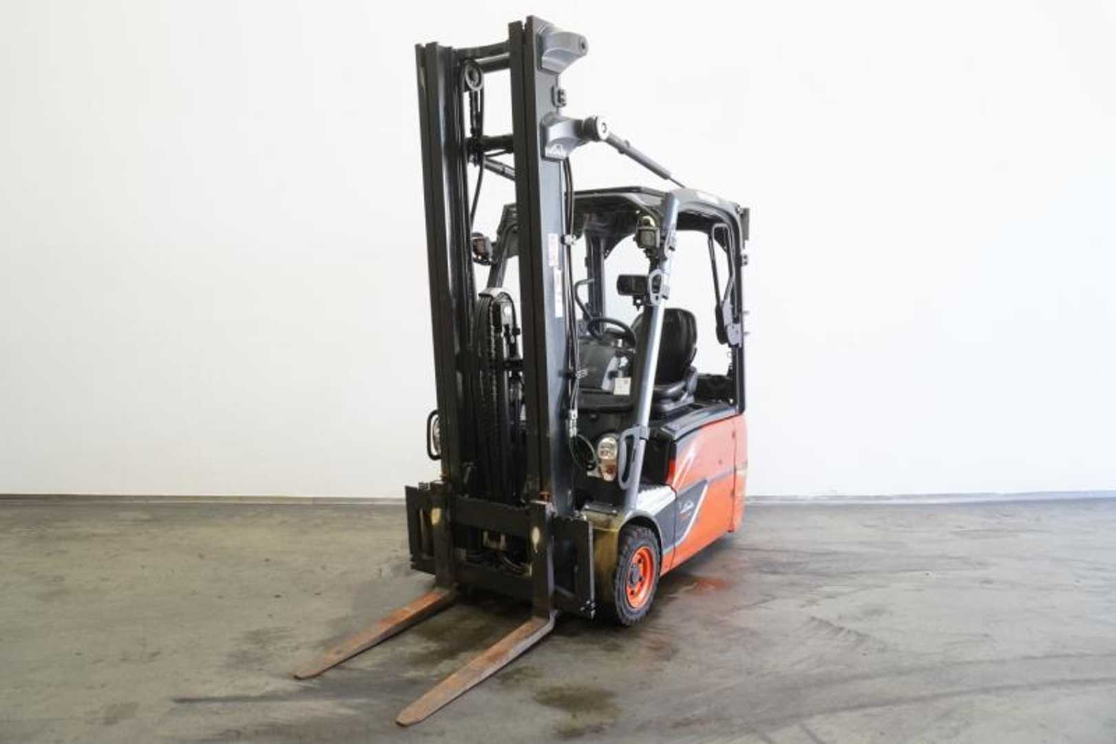 Használt targonca LINDE E 16 EVO 386-02 ELEKTRO DREIRADFRONTSTAPLER (13067202)