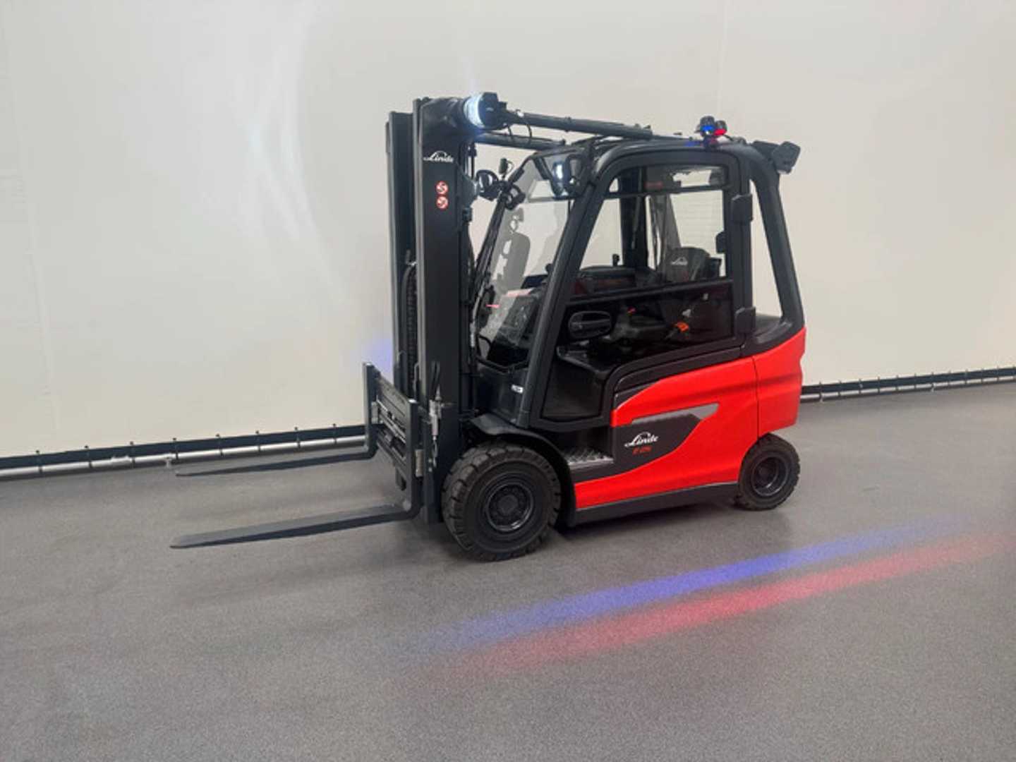Használt targonca LINDE E 25-01 DEMO / AIRCO ELEKTRO VIERRADFRONTSTAPLER (13054801)